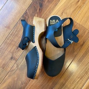 MIA Black Clog